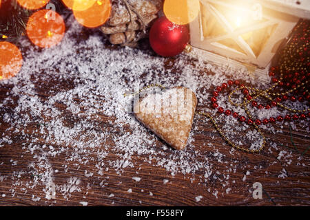 Natale gingerbread cuore giace sulla neve Foto Stock