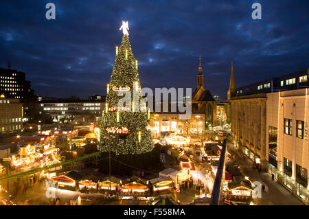 DEU, Deutschland, Renania settentrionale-Vestfalia, Ruhrgebiet, Dortmund, Weihnachtsbaum hoechster der Welt auf dem Weihnachtsmarkt auf dem H Foto Stock