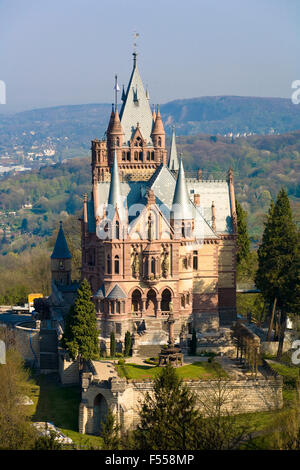 Europa, Deutschland, Renania settentrionale-Vestfalia, Siebenbirge, Koenigswinter, die Drachenburg (1881-84) am Hang des Drachenfels suedli Foto Stock