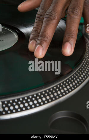 Vista ritagliata della mano del DJ scratching registrare Foto Stock
