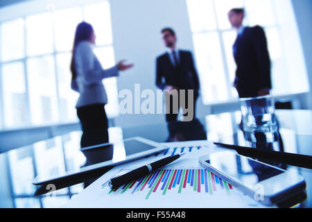 Gruppo di oggetti business e gadget sullo sfondo dei dirigenti Foto Stock
