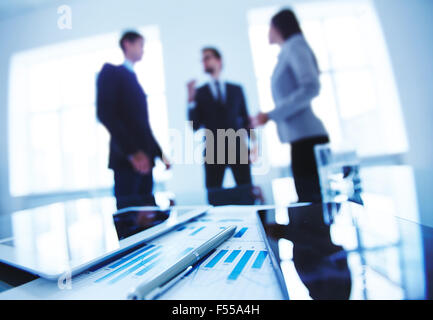 Gruppo di oggetti business al lavoro Foto Stock