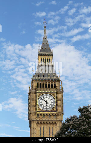 Basso angolo vista del Big Ben contro sky, London, England, Regno Unito Foto Stock