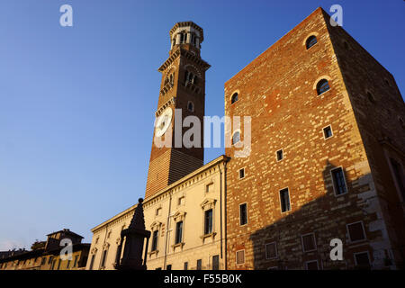 La Torre dei Lamberti e il Palazzo del Comune, Piazza dei Signori, la città storica di Verona, LVeneto, Italia Foto Stock