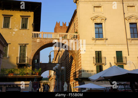 Street con archi a Palazzo della Ragione, Piazza delle Erbe e Piazza dei Signori, la città storica di Verona, Veneto, Italia Foto Stock