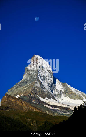 Il Cervino e la luna a sunrise visto da Zermatt alpi svizzere, Vallese, Vallese, Svizzera Foto Stock