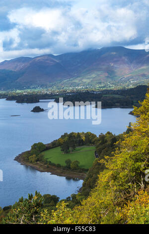 Guardando attraverso la sponda orientale del Derwentwater verso Keswick e Skiddaw oltre Foto Stock