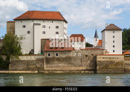 Edifici accanto al fiume Inn nella storica città bavarese di Passau in Germania. Foto Stock