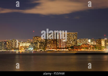 Honolulu, Hawaii. 25 ott 2015. Ampio angolo di vista della splendida Waikiki hotel di notte le luci su Oahu, Hawaii. Foto Stock