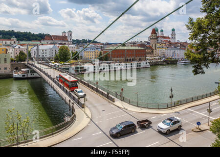 Prinzregent Luitpold ponte sul Danubio e la città bavarese di Passau in Germania, Europa. Foto Stock