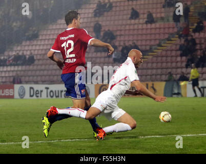 Monaco di Baviera, Germania. 27 ott 2015. Da sinistra Markus EINSIEDLER (Unterhaching), Tim SEBASTIAN (Leipzig), .DFB Cup, 2° round principale.SpVgg Unterhaching vs RasenBallSport Leipzig.Unterhaching, Alpenbauer Sportpark, Germania, Ottobre 27th, 2015, .l'ex primo campionato team di Unterhaching, ora forrth league, riceve l'ambizioso team di Leipzig, supportato da Red Bull. Infine Unterhaching vince 3 : 0, Credito: Wolfgang Fehrmann/ZUMA filo/Alamy Live News Foto Stock