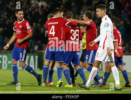 Monaco di Baviera, Germania. 27 ott 2015. gioia di Unterhaching giocatore dopo il secondo gol.DFB Cup, 2° round principale.SpVgg Unterhaching vs RasenBallSport Leipzig.Unterhaching, Alpenbauer Sportpark, Germania, Ottobre 27th, 2015, .l'ex primo campionato team di Unterhaching, ora forrth league, riceve l'ambizioso team di Leipzig, supportato da Red Bull. Infine Unterhaching vince 3 : 0, Credito: Wolfgang Fehrmann/ZUMA filo/Alamy Live News Foto Stock