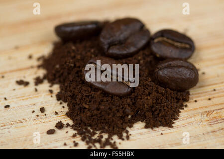 Complesso organico di chicchi di caffè in un tumulo di macinato di caffè da agricoltura biologica. Foto Stock