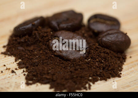 Complesso organico di chicchi di caffè in un tumulo di macinato di caffè da agricoltura biologica. Foto Stock