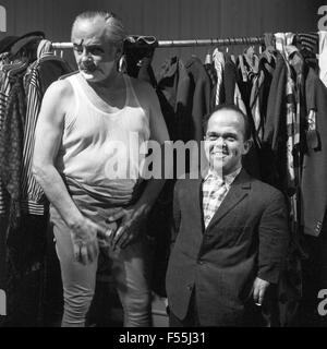 Episodio di 'Am Rande der Manege' aus der Krimiserie 'Dem Täter auf der Spur', Deutschland 1967, Regie: Jürgen Roland, Darsteller: Rudolf Schündler (links), Horst Schweimler Foto Stock