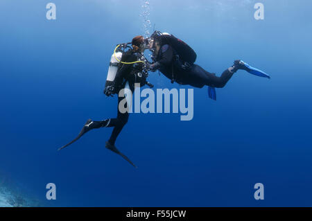 Coppia giovane subacquei kissing subacquea, Oceano Indiano, Maldive Foto Stock