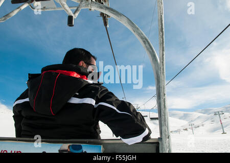 Un uomo su un cavo carrello a Faraya località sciistica quartiere Kesrwan Libano Foto Stock