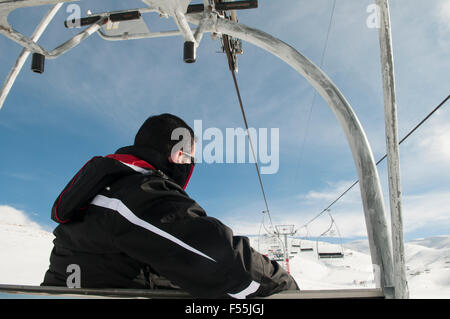 Un uomo su un cavo carrello a Faraya località sciistica quartiere Kesrwan Libano Foto Stock