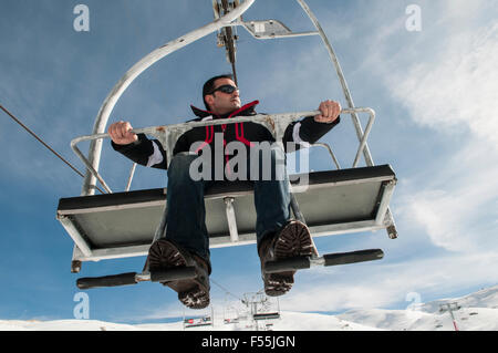 Un uomo su un cavo carrello a Faraya località sciistica quartiere Kesrwan Libano Foto Stock