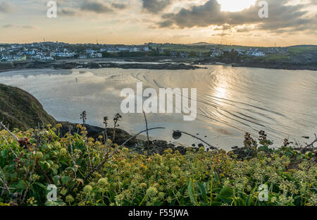 Tramonto a Cemaes Bay, Isola di Anglesey, Galles del Nord, Regno Unito. Preso il 15 ottobre 2015. Foto Stock