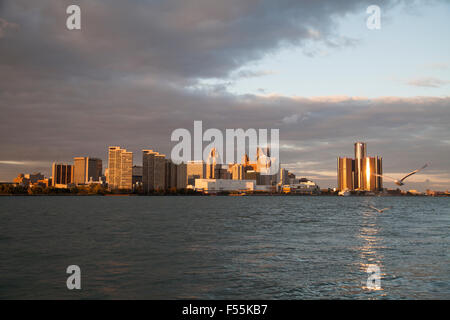 Detroit skyline della città USA vista dal Canada Foto Stock