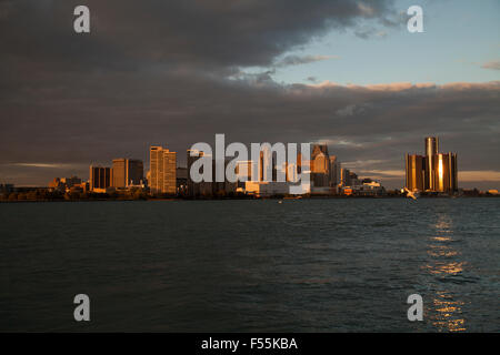 Detroit skyline della città USA vista dal Canada Foto Stock