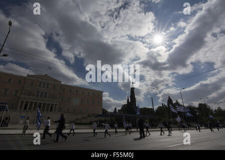 Atene, Grecia. 28 ottobre, 2015. Gli studenti, gli atleti degli Special Olympics e scouts parade lungo con il comune di Atene band prima di dignitari che commemora la Ohi(n) al giorno. ''Ohi giorno'' anniversario, quando la Grecia ha respinto l'ultimatum italiana per collaborare con i Nazisti durante la Seconda Guerra Mondiale o altrimenti affrontare la guerra ed il 28 ottobre 1940 è stata celebrata con la consueta studente parate. Credito: Nikolas Georgiou/ZUMA filo/Alamy Live News Foto Stock