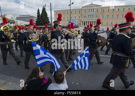 Atene, Grecia. 28 ottobre, 2015. Gli studenti, gli atleti degli Special Olympics e scouts parade lungo con il comune di Atene band prima di dignitari che commemora la Ohi(n) al giorno. ''Ohi giorno'' anniversario, quando la Grecia ha respinto l'ultimatum italiana per collaborare con i Nazisti durante la Seconda Guerra Mondiale o altrimenti affrontare la guerra ed il 28 ottobre 1940 è stata celebrata con la consueta studente parate. Credito: Nikolas Georgiou/ZUMA filo/Alamy Live News Foto Stock