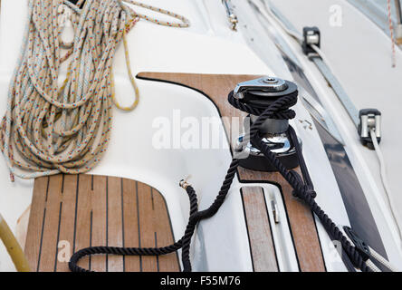 Verricello e corda sul ponte di una barca a vela Foto Stock