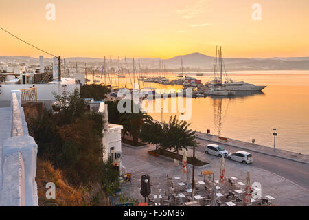 Adamantas porto e sul lungomare di un inizio di mattina Foto Stock