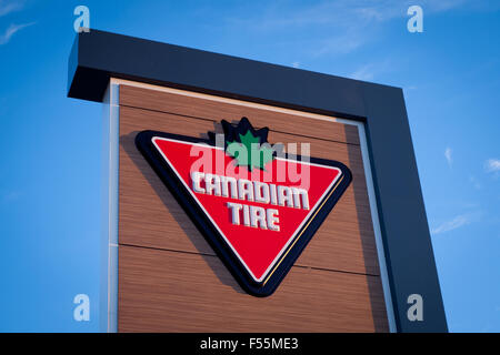 Canadian Tire logo su un segno a sud di Edmonton in comune in Edmonton, Alberta, Canada. Foto Stock