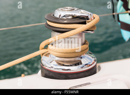 Verricello e corda sul ponte di una barca a vela Foto Stock