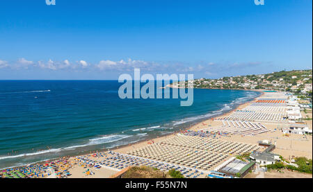 Mare Mediterraneo paesaggio della costa. Ampia spiaggia pubblica di Gaeta città, Italia Foto Stock