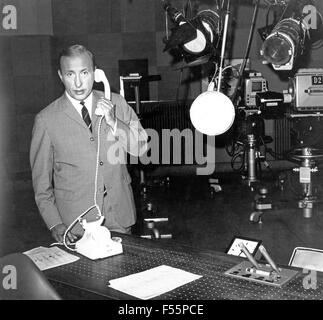 Deutscher Nachrichtensprecher Karl Heinz Köpcke, Deutschland 1960er Jahre. Notizie tedesca presenter Karl Heinz Koepcke, Germania 1960s. Foto Stock