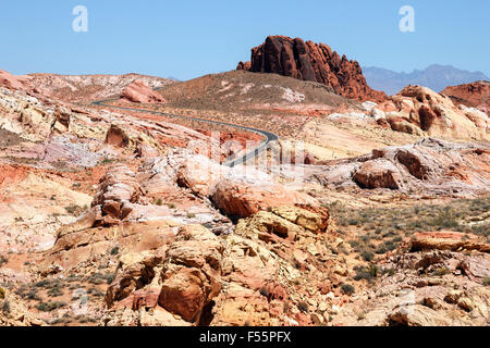 Colorate formazioni di arenaria e Mouse serbatoio della strada, la Valle del Fuoco del parco statale, Nevada, STATI UNITI D'AMERICA Foto Stock