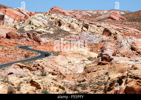 Colorate formazioni di arenaria e Mouse serbatoio della strada, la Valle del Fuoco del parco statale, Nevada, STATI UNITI D'AMERICA Foto Stock