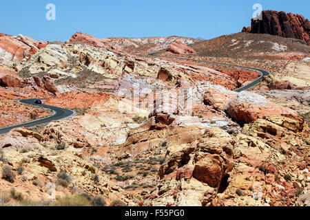 Colorate formazioni di arenaria e Mouse serbatoio della strada, la Valle del Fuoco del parco statale, Nevada, STATI UNITI D'AMERICA Foto Stock