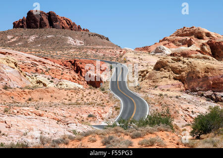 Colorate formazioni di arenaria e Mouse serbatoio della strada, la Valle del Fuoco del parco statale, Nevada, STATI UNITI D'AMERICA Foto Stock