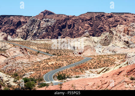 Colorate formazioni di arenaria e Mouse serbatoio della strada, la Valle del Fuoco del parco statale, Nevada, STATI UNITI D'AMERICA Foto Stock