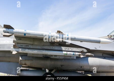 Missili su un US Air Force F-16 jet da combattimento Foto Stock