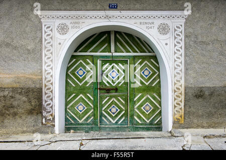 Gate, casa engadinese, Vnà Engadin, nel Canton Grigioni, Svizzera Foto Stock