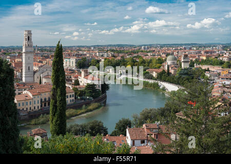 Verona accanto al fiume Adige, Chiesa di San Giorgio in Braida destra, Duomo di Verona a sinistra, provincia di Verona, regione Veneto, Italia Foto Stock