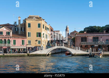 Grand Canal, Ponte de la Croce su Rio dei Tolentini, San Nicola da Tolentino chiesa dietro, quartiere di Santa Croce, Cannaregio Foto Stock