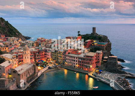 Vernazza (latino: Vulnetia) è una città e comune situato in provincia di La Spezia, Liguria, northwestern Italia. Foto Stock