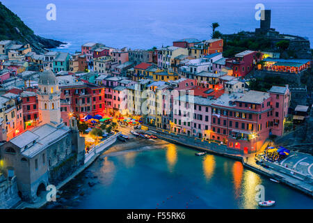 Vernazza (latino: Vulnetia) è una città e comune situato in provincia di La Spezia, Liguria, northwestern Italia. Foto Stock