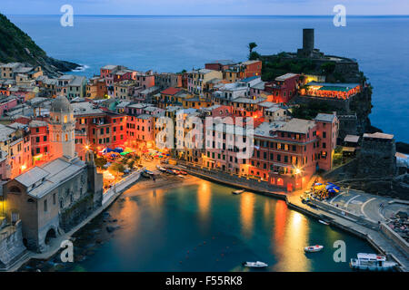 Vernazza (latino: Vulnetia) è una città e comune situato in provincia di La Spezia, Liguria, northwestern Italia. Foto Stock