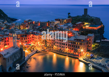 Vernazza (latino: Vulnetia) è una città e comune situato in provincia di La Spezia, Liguria, northwestern Italia. Foto Stock