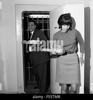 Alltagsszene in einer Filiale der Hamburger Sparkasse, Deutschland 1960er Jahre. Una normale giornata presso una filiale banca di Hamburger Sparkasse, Germania 1960s. Foto Stock