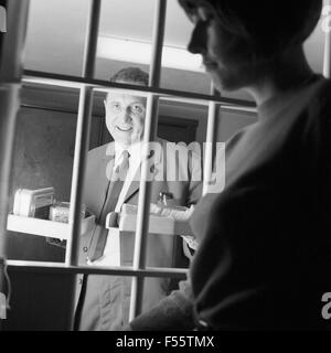 Alltagsszene in einer Filiale der Hamburger Sparkasse, Deutschland 1960er Jahre. Una normale giornata presso una filiale banca di Hamburger Sparkasse, Germania 1960s. Foto Stock