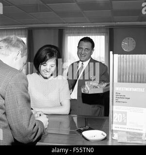 Alltagsszene in einer Filiale der Hamburger Sparkasse, Deutschland 1960er Jahre. Una normale giornata presso una filiale banca di Hamburger Sparkasse, Germania 1960s. Foto Stock